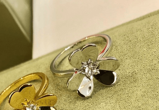 15（V*a*n C*l*e* & A*r*p*e*l*）