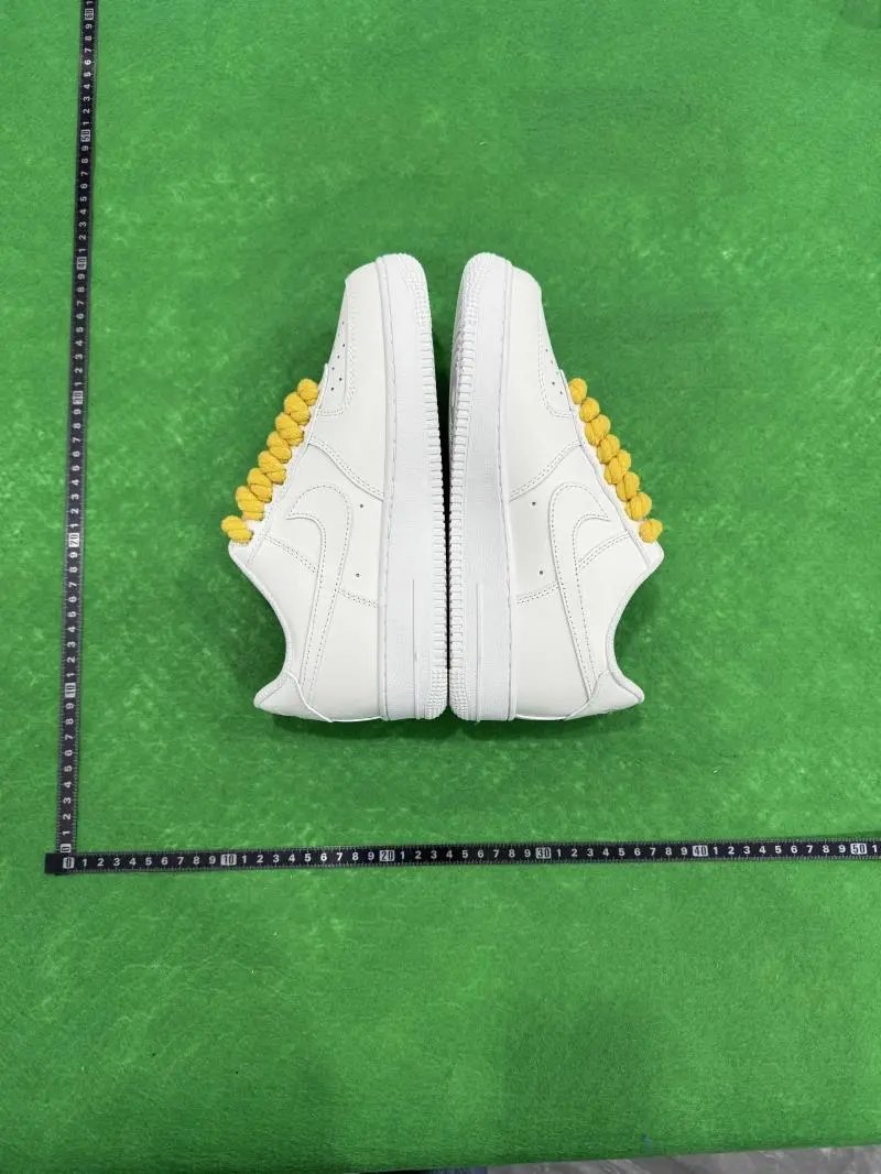 32 (yellow shoelaces)